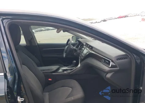 2020 Toyota Camry Le z USA, uszkodzony, nr VIN 4T1C11AK9LU979686